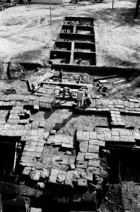 Phanom Wan en cours d'anastylose : démontage du pavillon d'entrée oriental et fouille de la chaussée axiale, 1992