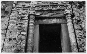 Encadrement de porte avec colonnettes et linteau. Prasat Andaet EFEO_CAM00079_1