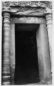 Encadrement de porte avec colonnettes et linteau. Prasat Andaet EFEO_CAM00079_2