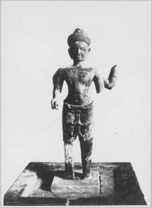 "Statue de Vishnu de Bantay Srei" (titre inscrit) Ronde-bosse représentant une divinité masculine (Vishnu?) EFEO_CAM03089