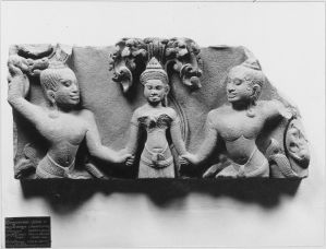 Fragment de fronton représentant l’épisode de l’apsara Tilottama, Banteay Srei EFEO_CAM03297_2