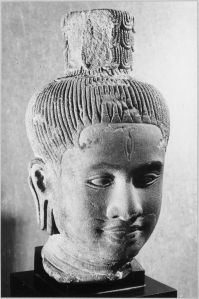 Tête de Shiva, H 32 cm (vue de 3/4 droite). Grès rose. numéro d’inventaire de la pièce: 2142, cote B.246 EFEO_CAM04097_1