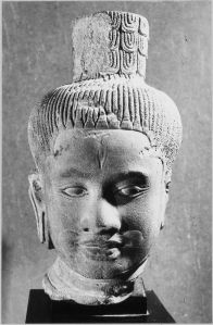 Tête de Shiva, H 32 cm (vue de face). Grès rose. numéro d’inventaire de la pièce: 2142, cote B.246 EFEO_CAM04097_2