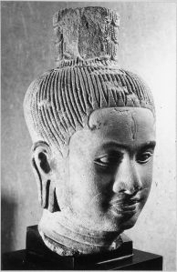 Tête de Shiva. H: 32 cm (vu de 3/4 droite) EFEO_CAM04098