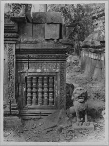 Pavillon d’entrée est de première enceinte avant l’anastylose (détail), Banteay Srei EFEO_CAM07022