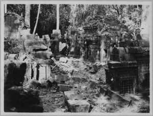 Banteay Srei, partie sud de première enceinte avant l’anastylose (?) EFEO_CAM07024