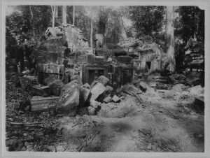 Banteay Srei, face est de la bibliothèque sud avant l’anastylose EFEO_CAM07025