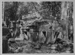 Banteay Srei, tour centrale et avant-corps avant l’anastylose EFEO_CAM07026