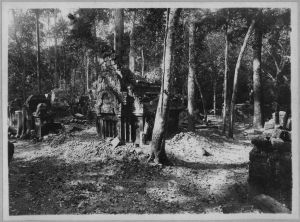 Banteay Srei, bibliothèque nord avant l’anastylose EFEO_CAM07027