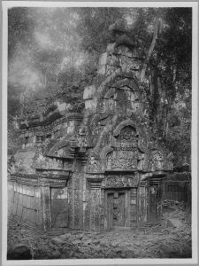 Banteay Srei, face est de la bibliothèque nord avant l’anastylose EFEO_CAM07028