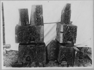 Enceinte I, tour sud, pierres au sol sculptées (7), complétant les pièces volées. EFEO_CAM07031