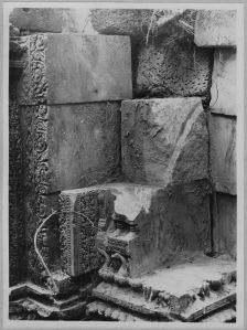 Détail du décor de la tour sud avant l’anastylose, Banteay Srei EFEO_CAM07032