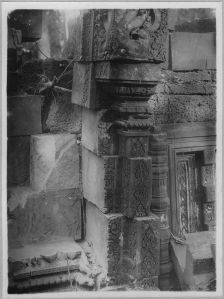Moitié de la fausse porte ouest de la tour sud avant l’anastylose, Banteay Srei EFEO_CAM07033