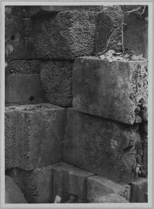 Détatil du décor de la tour sud avant l’anastylose, Banteay Srei EFEO_CAM07035