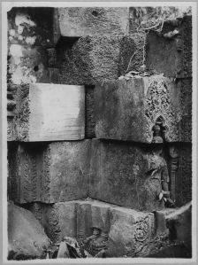 Devata d’angle de la tour sud avant l’anastylose, Banteay Srei EFEO_CAM07036