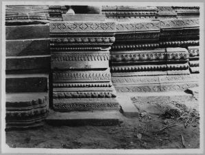 Soubassement de l’avant-corps de la tour centrale (détail), Banteay Srei EFEO_CAM07039
