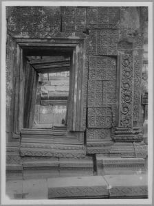 Mur et fenêtres de l’avant-coprs de la tour centrale avant l’anastylose, Banteay Srei EFEO_CAM07040