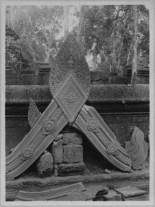 Rampant du fronton de deuxième enceinte, Banteay Srei EFEO_CAM07045