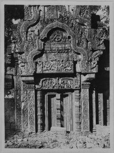 Banteay Srei, face est de la bibliothèque nord avant l’anastylose EFEO_CAM07049
