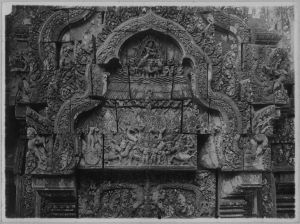 Fronton (la pluie d’Indra) et linteau (Indra sur Airavata) de la bibliothèque nord, Banteay Srei EFEO_CAM07050