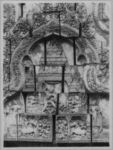 Fronton de la bibliothèque nord représentant Krishna tuant le roi Kamsa, Banteay Srei EFEO_CAM07051