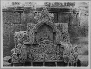 Fronton de la bibliothèque sud représentant Ravana secouant le mont Kailasa, Banteay Srei EFEO_CAM07053