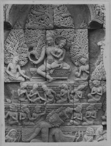 Fronton de la bibliothèque sud représentant Ravana secouant le mont Kailasa (détail), Banteay Srei EFEO_CAM07054