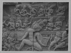 Fronton de la bibliothèque sud représentant Ravana secouant le mont Kailasa (détail), Banteay Srei EFEO_CAM07055