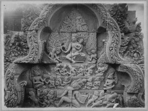 Fronton de la bibliothèque sud représentant Ravana secouant le mont Kailasa, Banteay Srei EFEO_CAM07056