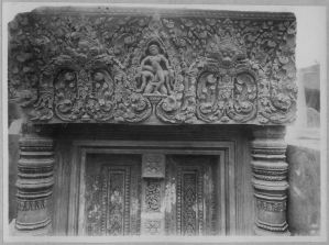 Linteau de la tour nord représentant Krishna tuant le roi Kamsa, Banteay Srei EFEO_CAM07057