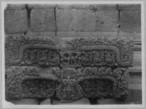 Deux linteaux superposés représentant Ganesha tenant deux têtes de démon et trois lions debout, Banteay Srei EFEO_CAM07061