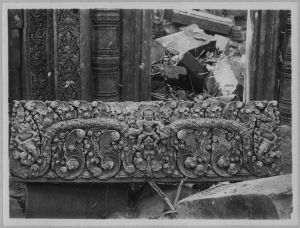 Linteau du pavillon d’entrée de première enceinte illustrant divinité masculine tenant un lion et un éléphant, Banteay Srei EFEO_CAM07062