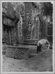 Fausse porte nord de la tour centrale et moitié sud de la tour nord avant l’anastylose, Banteay Srei EFEO_CAM07063