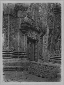 Fausse porte nord de la tour centrale et partie sud de la tour nord avant l’anastylose, Banteay Srei EFEO_CAM07064