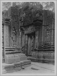 Fausse porte ouest de la tour nord et fausse porte nord de la tour centrale avant l’anastylose, Banteay Srei EFEO_CAM07065