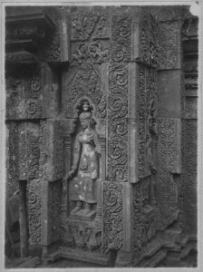 Devata nord de la fausse porte est de la tour sud avant l’anastylose, Banteay Srei EFEO_CAM07066