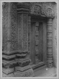 Fausse porte nord de la tour centrale, Banteay Srei EFEO_CAM07067