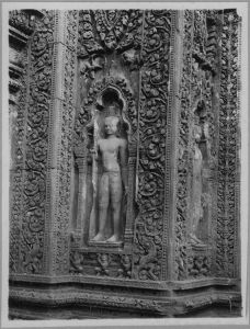 Dvarapala est de la fausse porte sud de la tour centrale, Banteay Srei EFEO_CAM07068