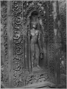 Dvarapala sud de la porte est de la tour centrale, Banteay Srei EFEO_CAM07069