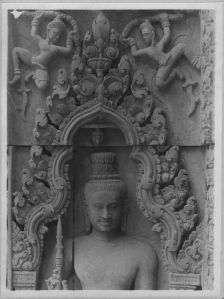 Gardien de porte (Dvarapala) de l’angle nord-est de la porte est (détail), Banteay Srei EFEO_CAM07070
