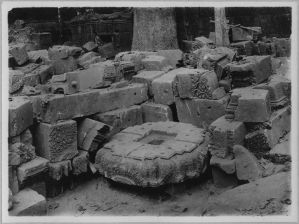 Banteay Srei, dépose des pierres au cours de l’anastylose EFEO_CAM07073