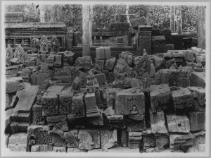 Banteay Srei, dépose des pierres au cours de l’anastylose EFEO_CAM07074