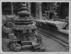 Motif terminal d’une tour au cours de l’anastylose, Banteay Srei EFEO_CAM07075