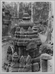 Motif terminal d’une tour au cours de l’anastyose, Banteay Srei EFEO_CAM07076