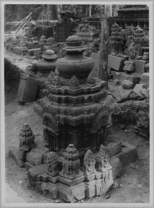Motif terminal d’une tour au cours de l’anastylose, Banteay Srei EFEO_CAM07077
