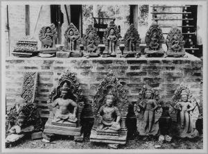 Antéfixes et fragments architecturaux sculptés, Banteay Srei EFEO_CAM07094