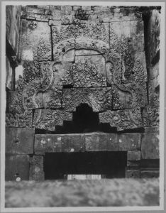 Fronton intérieur est de l’avant-corps, Banteay Srei EFEO_CAM07098