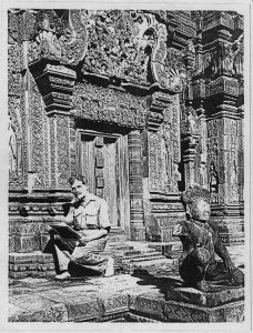 Henri Marchal devant la fausse porte ouest de la tour centrale après l’anastylose, Banteay Srei EFEO_CAM07103