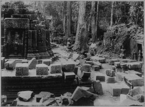 Banteay Srei, tour nord en cours de l’anastylose EFEO_CAM07104