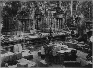 Banteay Srei, tours centrales en cours de l’anastylose EFEO_CAM07105